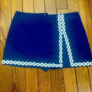 SZ 12 LILLY PULITZER NAVY BLUE AND WHITE SKORT
